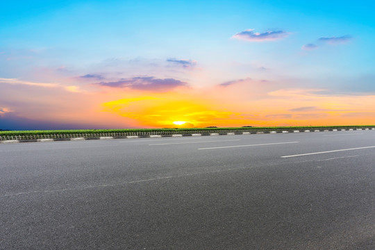 高速公路和天空云彩