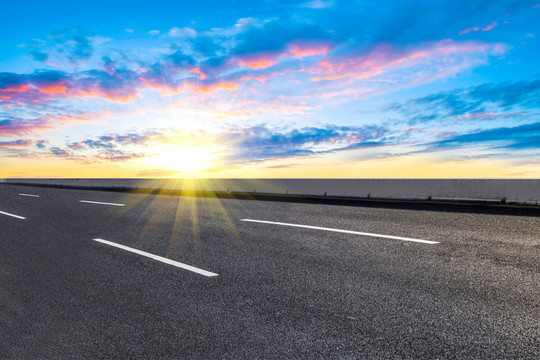 道路地面和天空云彩