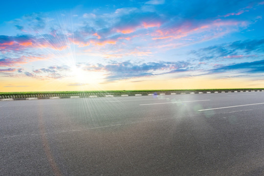 道路路面和天空云彩