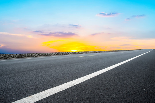 高速公路和天空云彩