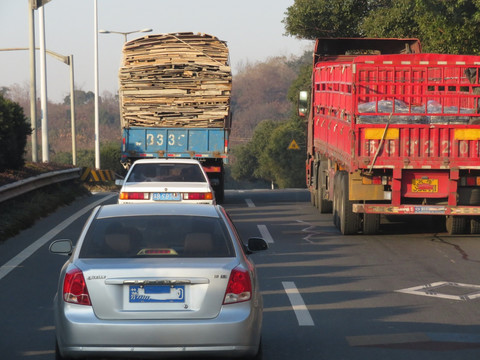 公路上行驶的汽车