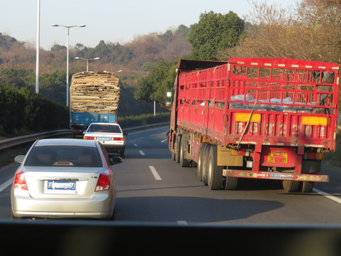 公路上行驶大小车辆