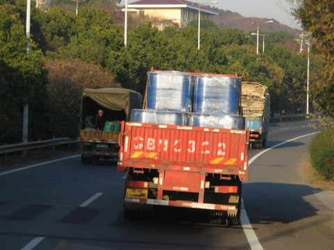 公路上行驶的卡车