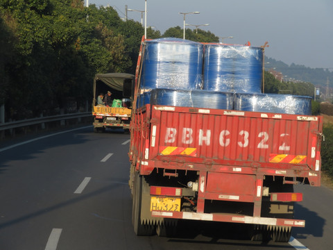 公路上行驶的卡车