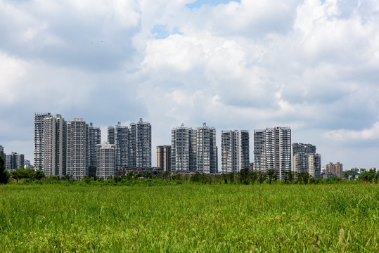 蓝天白云城市绿地背景