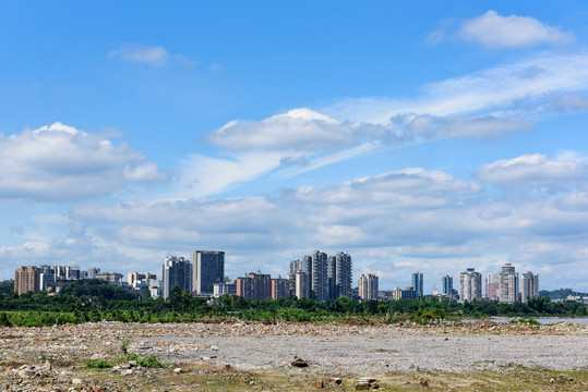 乱石滩城市背景蓝天白云