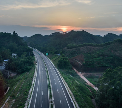 落日高速公路俯拍