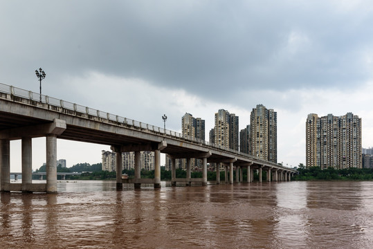 乐山港城市建筑江边倒影