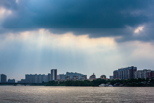 乐山港城市建筑江边倒影