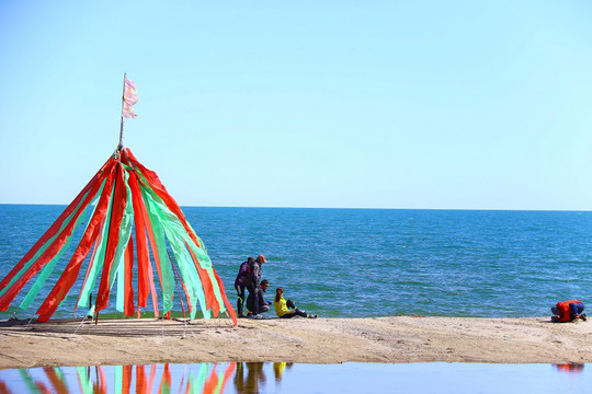 青海湖经幡骑行蔚蓝