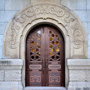 拱形铜门