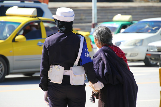 青海玉树街头女警扶老人过马路