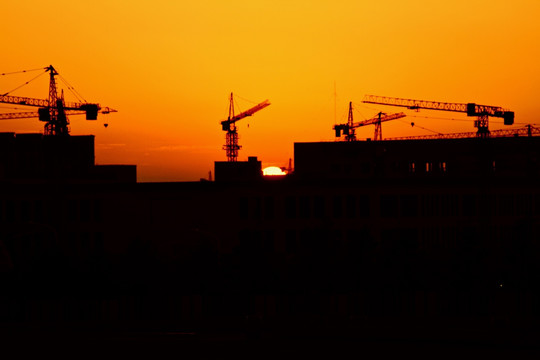 夕阳下城市建筑工地