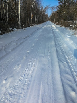 雪地延伸的山路