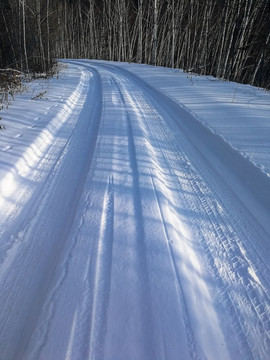 冬季厚厚积雪的山路