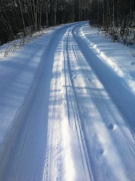 积雪山路深深的车辙