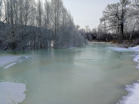 冬季冰雪不冻河流