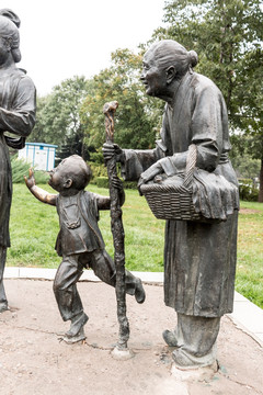 小孩和老妪雕像