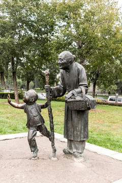 小孩和老妪雕像