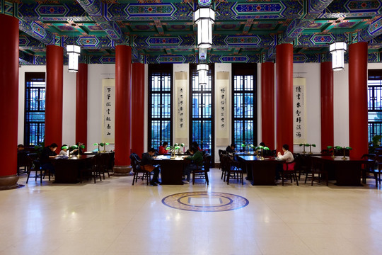 上海杨浦区图书馆的阅览室