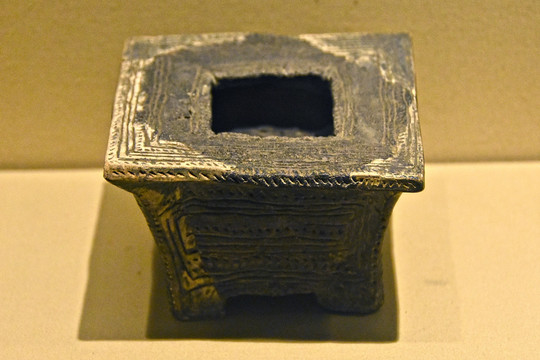 河姆渡文化陶方形四足盂形器
