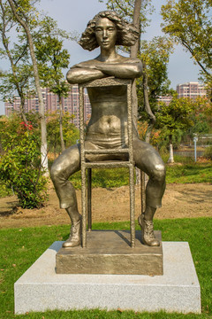 芜湖雕塑公园坐着的少女