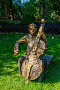 拉大提琴的艺术家雕塑