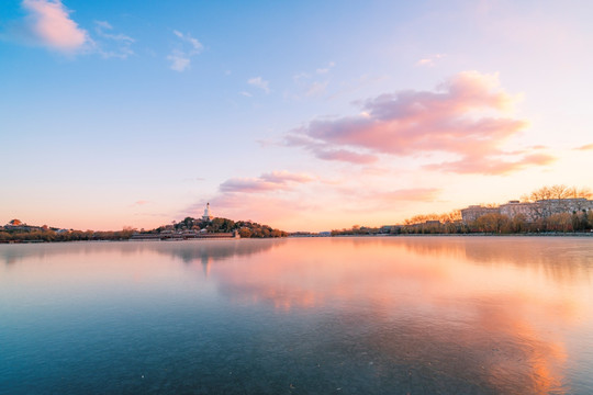 夕阳下的北海公园