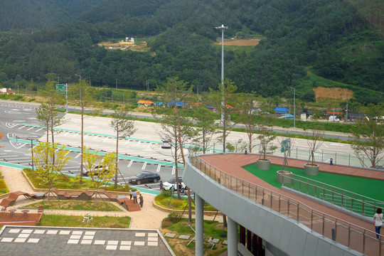 俯拍韩国内麟川服务区停车场路桥