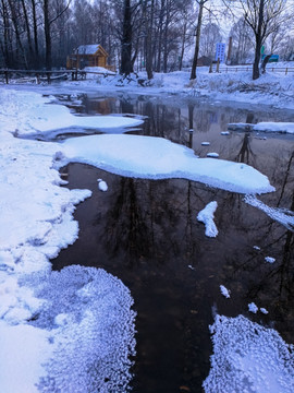 清晨冰雪河流