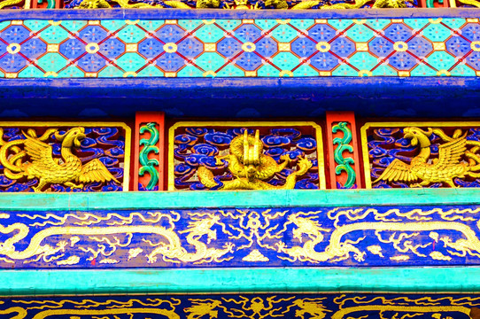 中式古典龙凤彩绘建筑