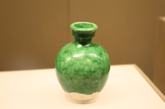 唐瓷绿釉