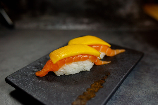 芒果三文鱼寿司