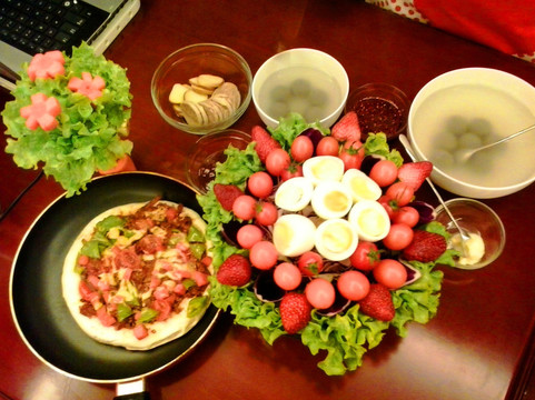 圣女果草莓鸡蛋和披萨