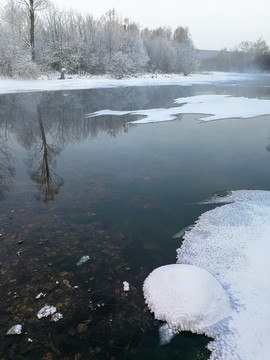 冰雪河流森林