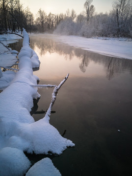 清晨的冰雪河流