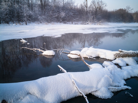 冬季下雪的河流