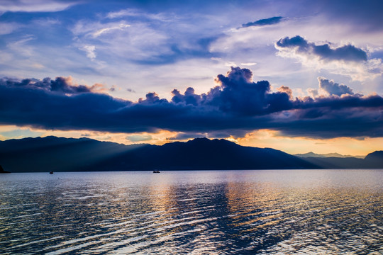 夕阳抚仙湖风光