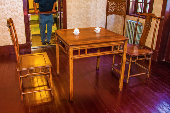 赵一荻旧居餐厅木制方桌方椅