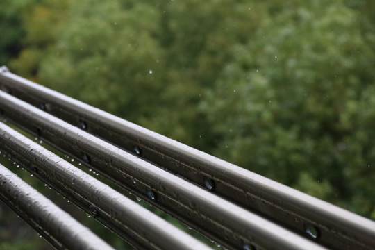 阳台的雨滴