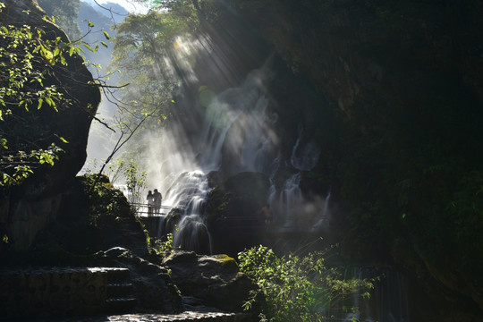 大凉山普格温泉瀑布万丈光芒