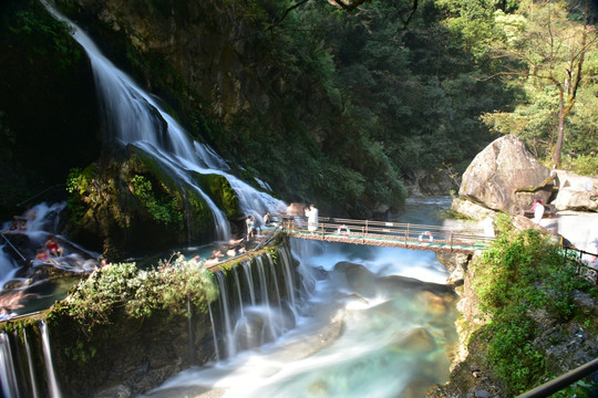 大凉山普格温泉瀑布万丈光芒