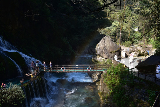 大凉山普格温泉瀑布万丈光芒