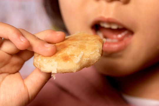 儿童吃零食