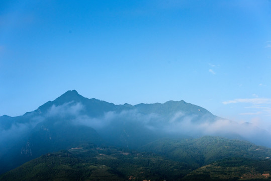 云雾日出秦岭山峰