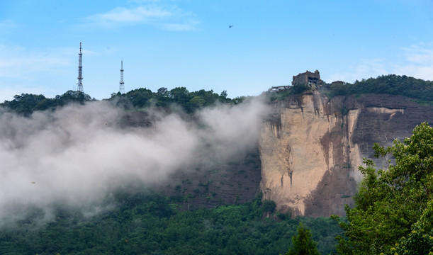 剑门关云雾山峰