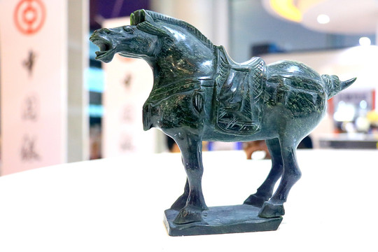 蓝色玉石雕刻摆件马