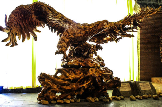 雄鹰黄金樟木质雕装饰