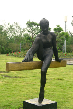 平衡木体操运动员塑像