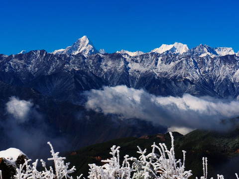 二郎山红岩顶雪山爱德嘉峰